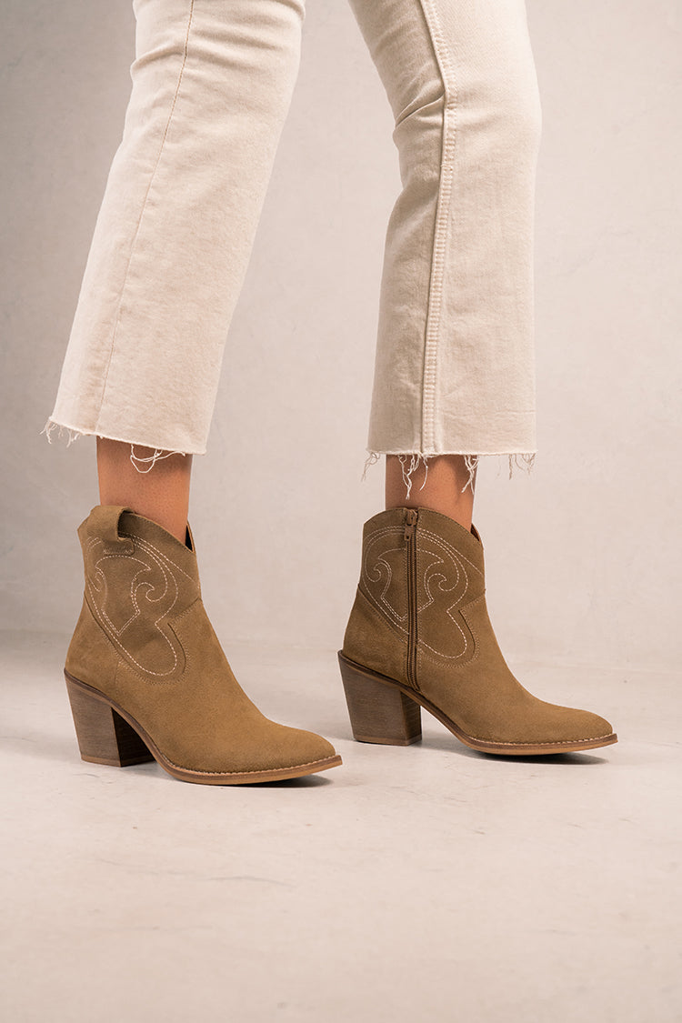 Suede Botin Beige Ira Boot With Beige Suede Detailing POPA