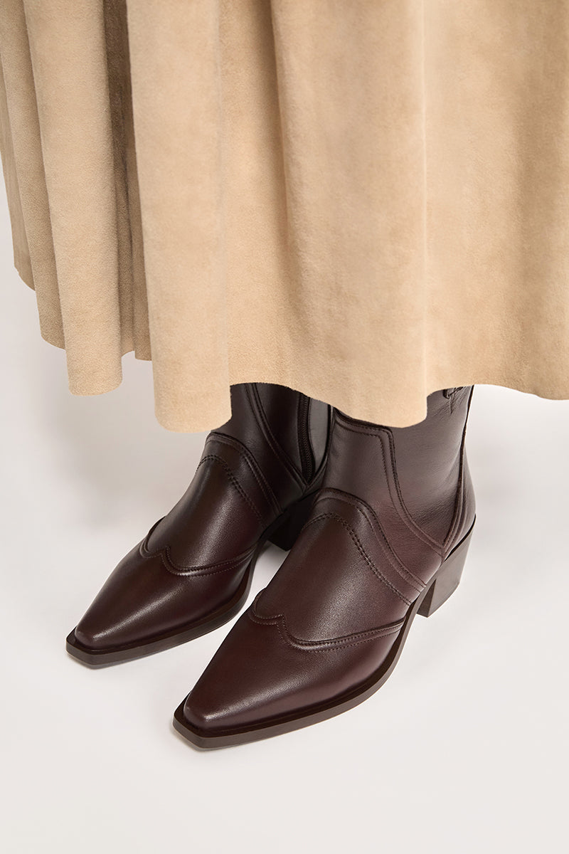 FLAT BROWN - VICTORIA - Bryan Stepwise