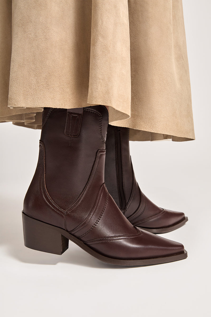 FLAT BROWN - VICTORIA - Bryan Stepwise